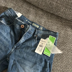 Blå jeans från KappAhl - Snygga blå jeans från KappAhl i en klassisk denimstil. De har en normal passform med en knapp och dragkedja framtill. Perfekta för en avslappnad look. Helt ny med prislap!! Köpt för 400kr💕💕 säljer de då de är för stora💕💕