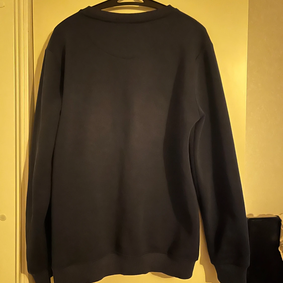 Mörkblå tröja  - 1