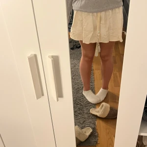 Kort kjol  - Säljer den populära kjolen från Zara! Mycket bra skick! ❤️❤️❤️