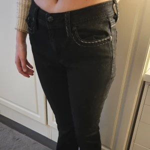 Miss me jeans nytt  - Oanvända  Svarta Mide rise  bootcut  miss me jeans. Strl 28 . Tyvärr har dom bara blivit liggandes och nu är dom förstora för dottern som säljer dom. Nypris 2099 kr
