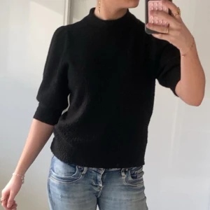 Stickad T-shirt💞💞 - Säljer en skit snygg stickad T-shirt från JDY!🌸den är i stl S och sitter helt perfekt! ☀️