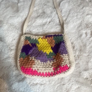 Färgglad handstickad axelväska - Säljer en unik handstickad axelväska från Bellerose med ett färgglatt mönster! Väskan har några trådar som har gått upp annars är den i bra skick.💕