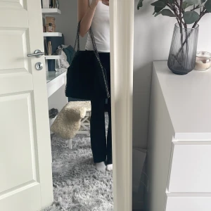 Svart axelväska/handväska❤️ - Jätte fin svart handväska/axelväska❤️jätte bra skick en liten tråd sticker ut men är ingenting som man tänker på❤️pristak kan diskuteras 🩷