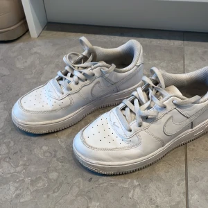 Vita Nike Sneakers  - Säljer ett par klassiska vita Nike sneakers. Stl 34 (innermått ca 22 cm)