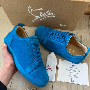 Blåa loubs  - Säljer ett par riktigt snygga loubs i storlek 42.5 passar större också! Skicket är riktigt bra endast lite smuts på sulorna som lätt går bort, mockan är som ny. Box, nya snören och kort ingår vid köp! 3899 tar rimliga bud