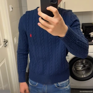 Ralph lauren tröja  - Navy Blue Ralph Lauren tröja i storlek M. Knappt använd. Köpt från Pandabuy. Pris kan diskuteras och ställ frågor vid funderingar. 