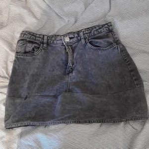 Jeans kjol - Gamla Jeans jag har sytt om till Jeans kjol!😍 Stjärnor på fickorna som jag har sytt på förhand!❤️❤️