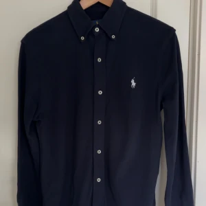 Ralph lauren skjorta - Bra skick. Inga defekter, ser ut som ny. Bra passform, skönt material. Snygg! Passar S 