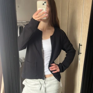 Svart jacka från Esmara - Säljer en stilren svart jacka från Esmara Premium Collection. Jackan har en dragkedja framtill och praktiska fickor. Perfekt för en avslappnad look.