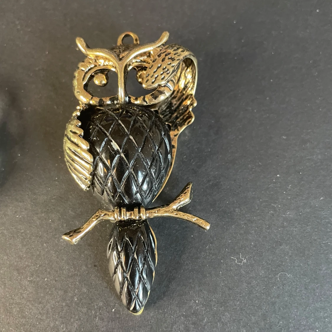 Uggleformat halsband i guld och svart