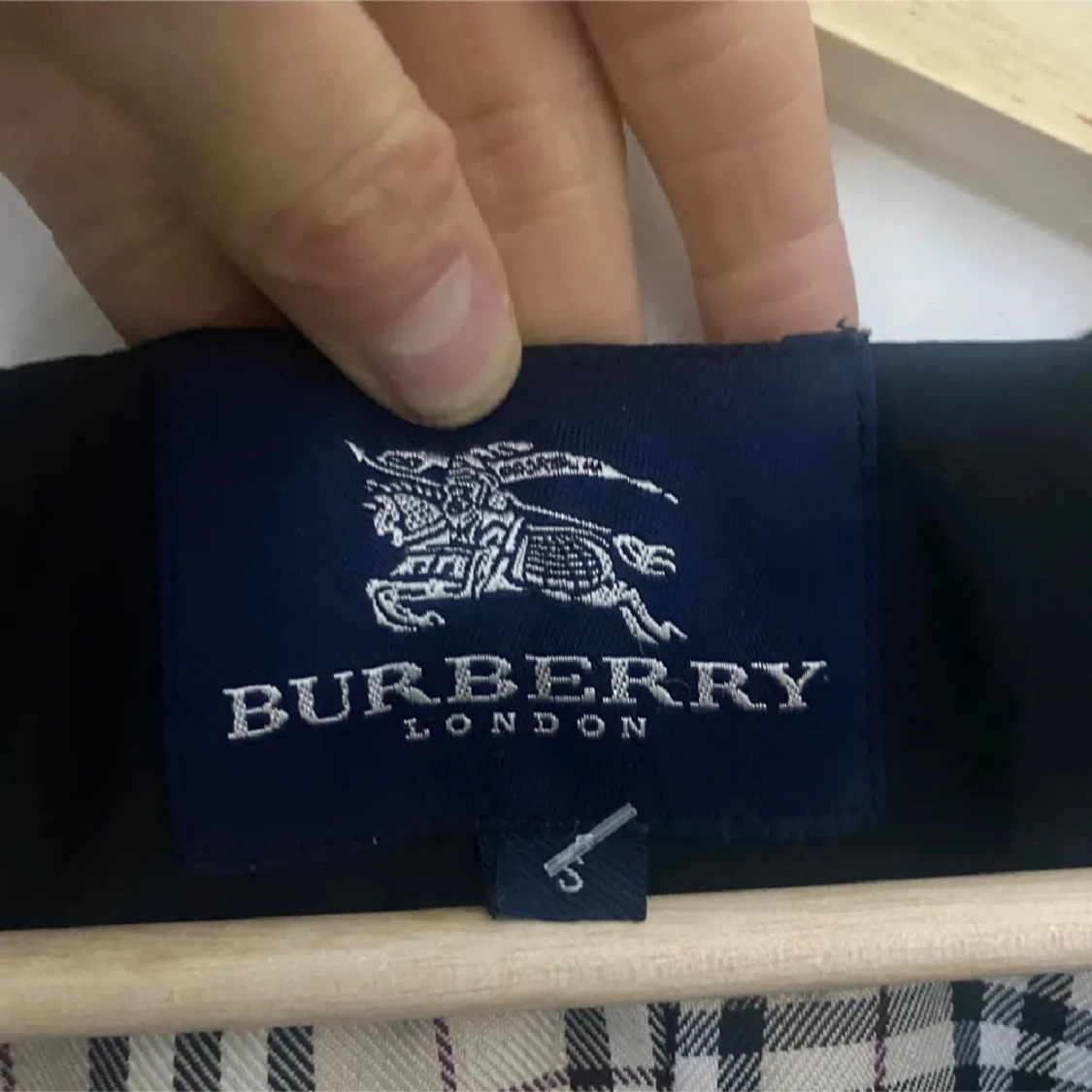 Svart trenchcoat från Burberry - 1