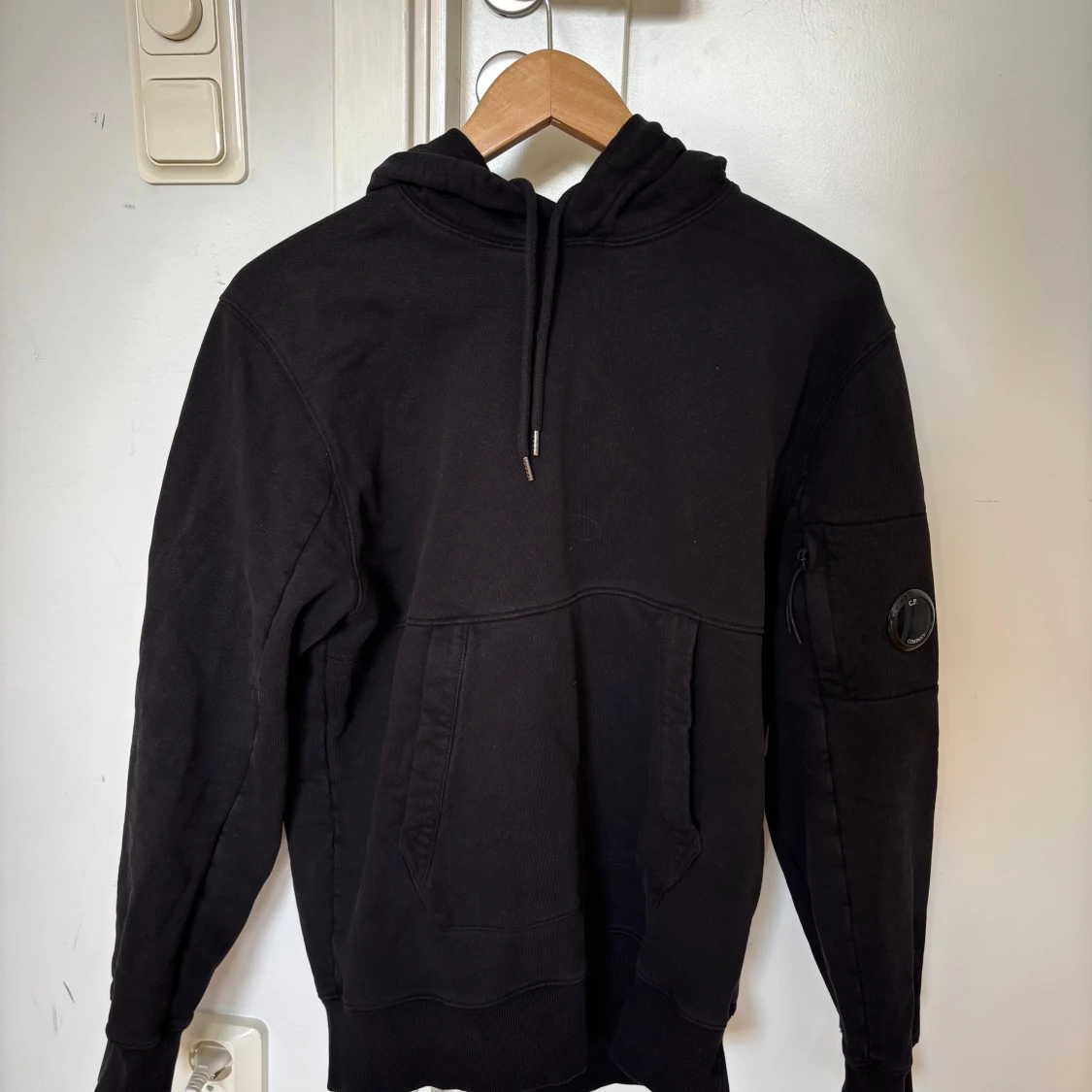 Svart hoodie från C.P. Company