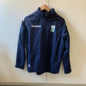 IFK träningsjacka windbreaker - IFK Göteborg akademi windbreaker. Bra kvalité och skick, säljs billigt, pris kan diskuteras vid snabbt köp!