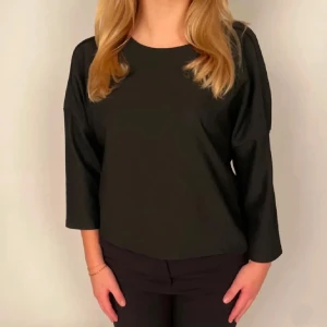 Svart topp med trekvartsärm - Snygg svart topp med trekvartsärm. //D’occasion UF