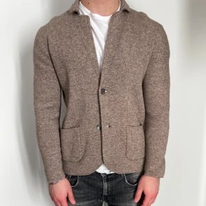 Ull & Kashmir cardigan  - Tjena, säljer nu denna skit snygga stickade cardigan från House Of Paul Rosen | Storleken är M| Färgen är brun/beige och skicket är 8/10 | Hör gärna av dig vid minsta lilla fundering 😊 