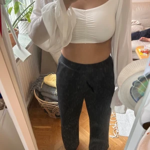 Vit festtopp från Chiquelle  - Fin festtopp med ballongärmar i mesh. Använd fåtal gånger.