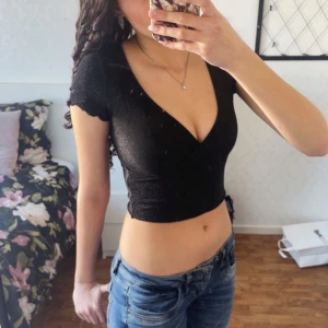 Glitter festtopp - En v-ringad kort glittrig topp, perfekt till tjejkvällar och utgångar. 💓