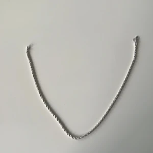 Silverfärgat halsband - Silver halsband äkta den är 50 cm lång 