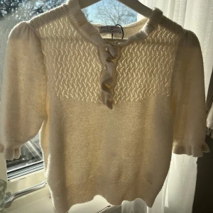 Holly And Whyte - Bomulls topp med halverade volang armar, brodering framtill och knappar i stl S💕skriv för fler frågor eller bilder!