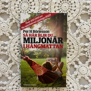Nyskick! Så här blir du Miljonär i hängmattan - Nyskick! Så här blir du Miljonär i hängmattan En bok om FIRE, aktier, fonder och ekonomi. Bli en börshaj.  Ny upplaga från 2022 tryckt 2024 Oanvänd och helt ny!  Jag försöker lägga upp nya saker flera gånger i veckan så följ gärna mig.  Hittar du boken billigare någon annanstans är jag eventuellt öppen för att prismatcha. Kontakta mig så kan vi diskutera.   #hacks #tips #spara #ekonomisk #snål 