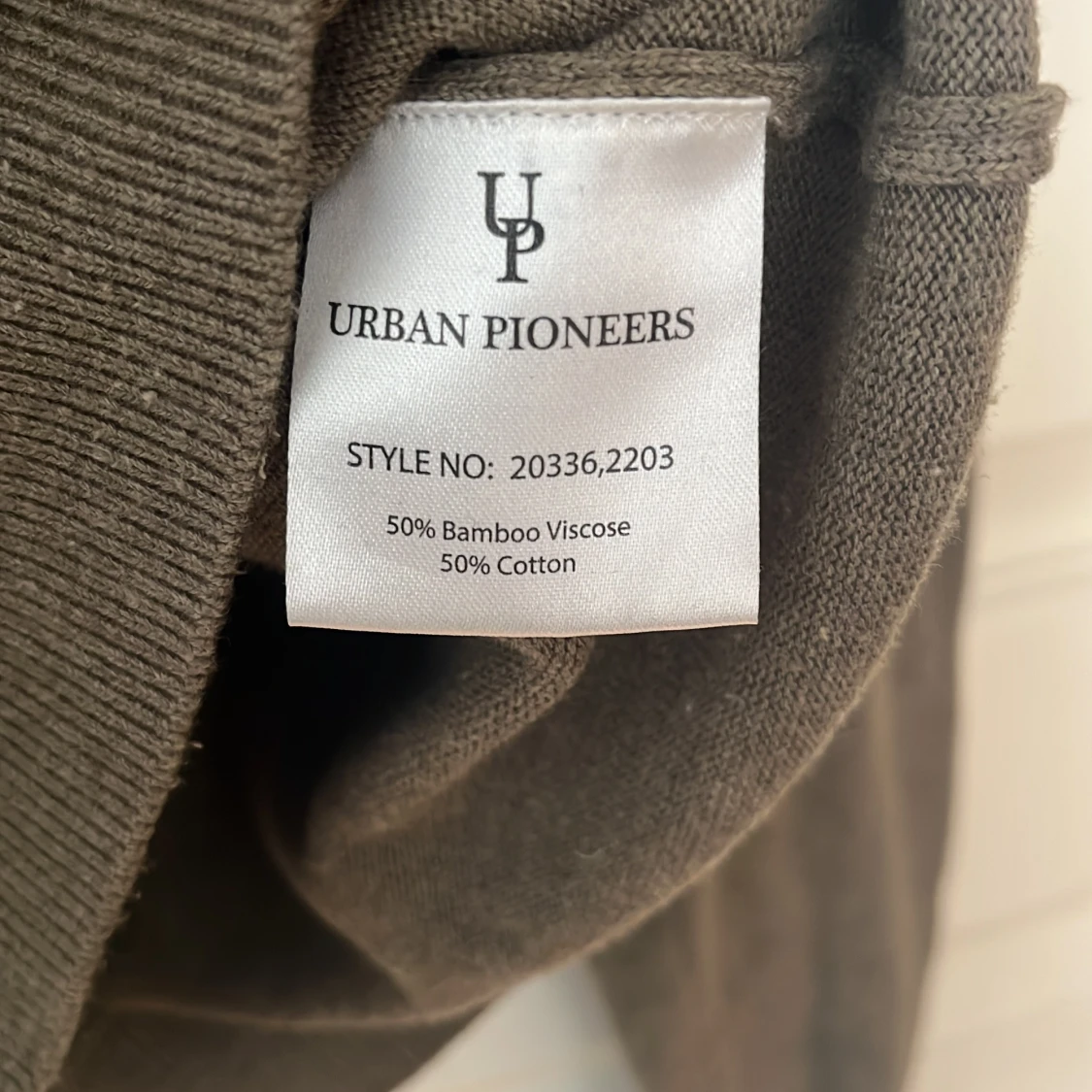 Olivgrön tröja från Urban Pioneers - 2