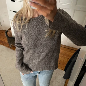 Brun stickad tröja - Säljer en mysig grå/ brun stickad tröja, mycket bra skick 