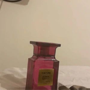 Tom Ford Jasmin Rouge Parfym - Oanvänd parfym från Turkiet, dock testad 1 gång. Perfekt för den som älskar lyxiga dofter och tycker att den riktiga versionen är för dyr. Vill få den såld innan min flytt så pris kan diskuteras.  