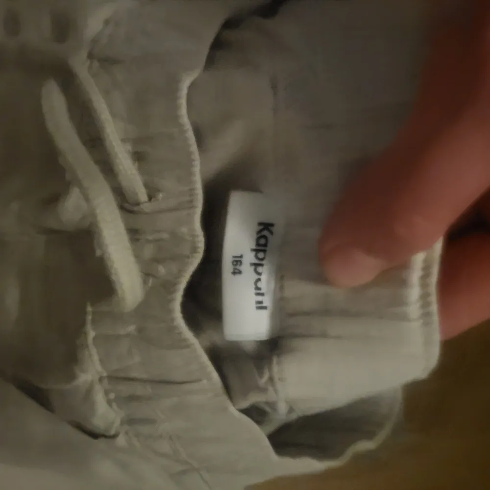 Säljer ett par bekväma och snygga linnebyxor från Kappahl i beige färg. Perfekt nu när våren och sommaren är runt hörnet. Storleken står som 164 men passar även S mycket bra. Skicket är mycket bra då byxorna bara använts några enstaka gånger. Priset är diskuterbart, så kontakta gärna!. Farkut & Housut.