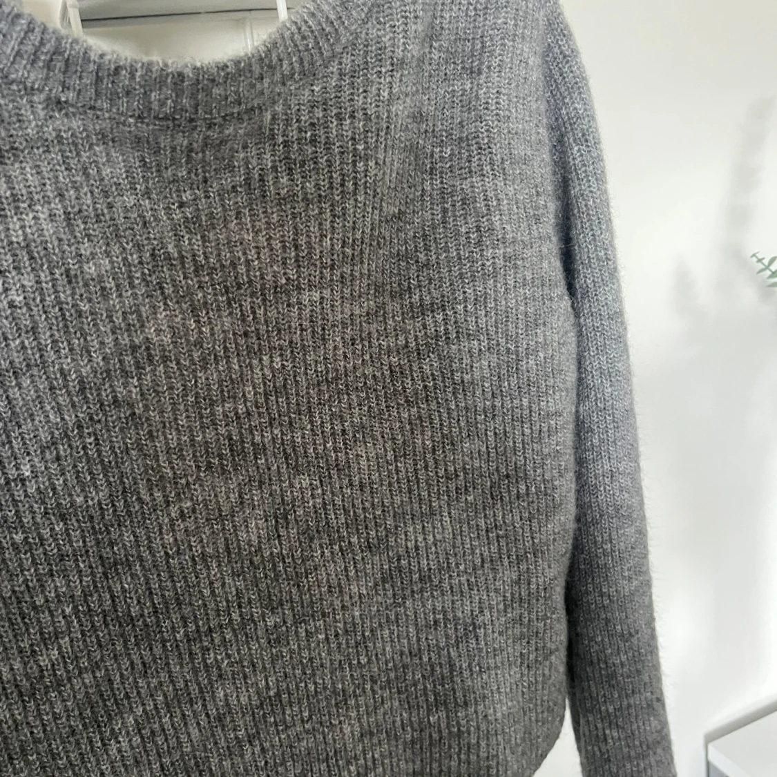 Grå ribbad kofta/ tröja - 1
