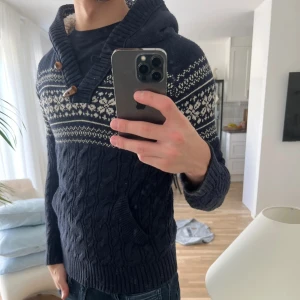 Stickad/fodrad huvtröja från zara  - Tjena! Säljer nu en as fet stickad och fodrad huvtröja, perfekt för kyligare dagar, skick 10/10 inga defekter ingenting, priset kan diskuteras🙌