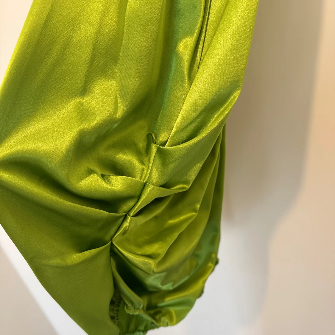 Grön axelbandslös klänning - 4