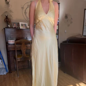 Gul balklänning eller sommarklänning från Peppermayo (650kr eller bud) - Snygg maxiklänning från Peppermayo. Tänkt som balklänning men var tyvärr för stor. Aldrig använd endast provad. Nypris ca 950 inkl frakt.