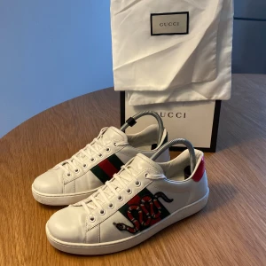 Gucci Ace Snake - Gucci Ace snake i mycket bra skick🤩| Storlek: 40,5 passar 41,5 | Innersula: 25,5cm | Og: Box och dustbag🔥| Skriv vid frågor och skicka gärna prisförslag! | Frakt inom 48h📦