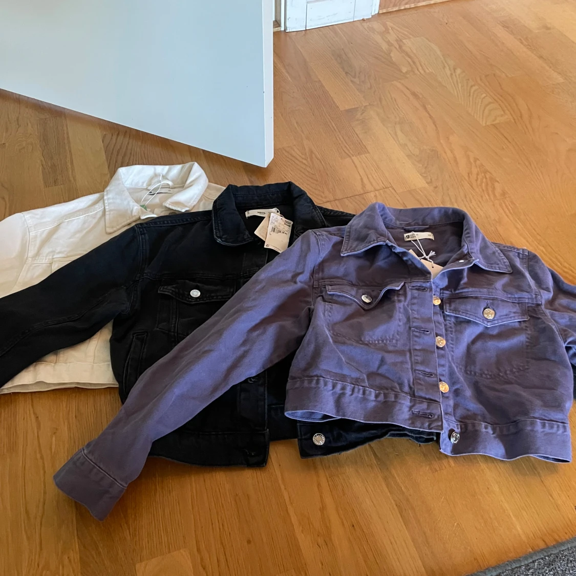 Lila croppad jeansjacka