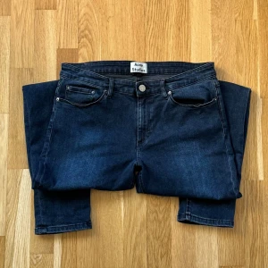 Dam Acne Studios Skin 5 Deep Mörka Jeans - Acne Studios jeans i modellen Skin 5 Deep (Skinny/Väldigt Slim) och i mörk färg svart/väldigt mörkblå till Dam. Storlek: 31 W, 34 L , Midja: 40 cm Ytterben: 100.5 cm Benöppning: 13.5 cm Material: 92% Cotton, 5% Polyester, 3% Elastan.