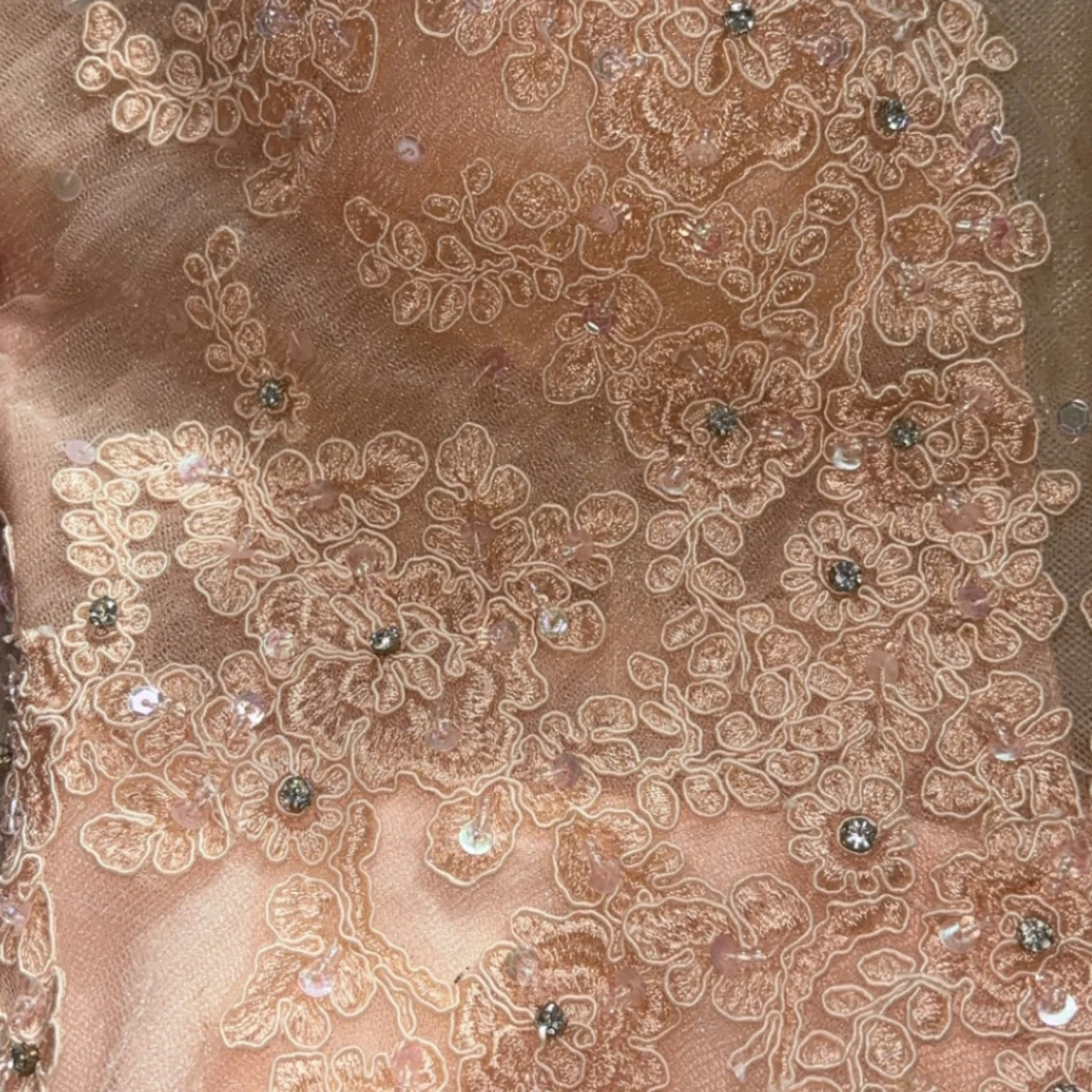 Champagnefärgad långklänning med spetsdetaljer - 1