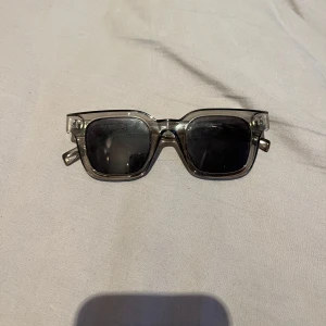 Transparenta solglasögon från Pier One - Snygga transparenta solglasögon från Pier One med fyrkantig form och mörka linser. Väldigt lika Chimi’s för de som vill ha ett billigare alternativ. 