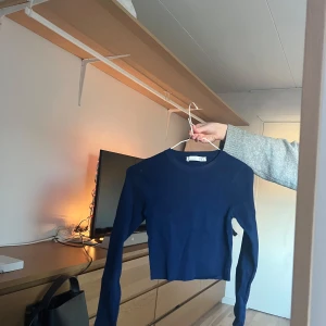 Mörkblå croppad tröja från Zara - Tröjan är i tjockt ribbat material väldigt fint. Lite croppad och väldigt fin färg💕storlek m men skulle säga är mera som en s!