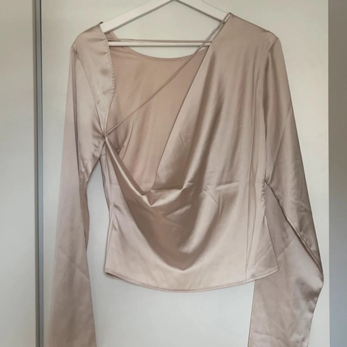 Satinblus med öppen rygg - 2