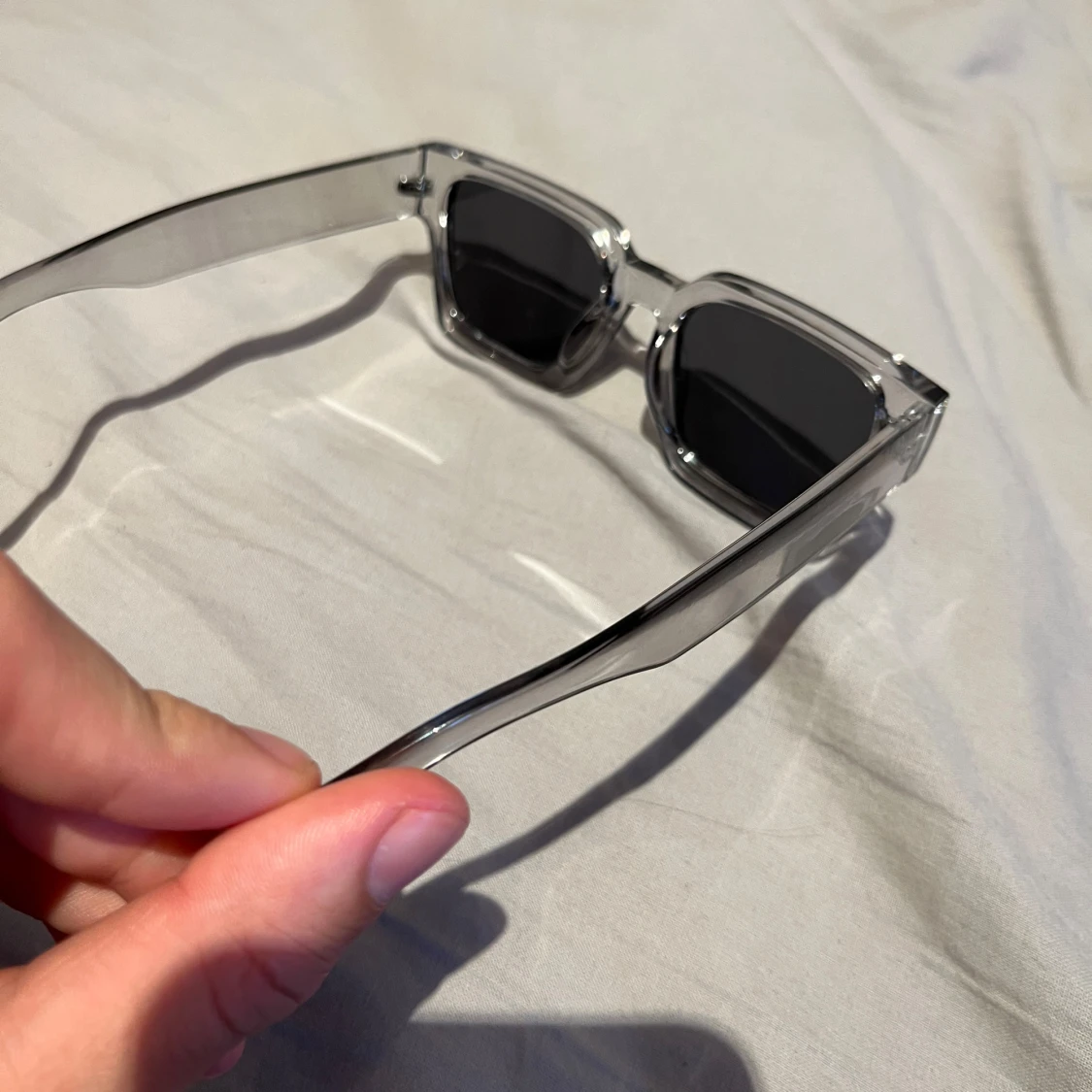 Transparenta solglasögon med svart lins - 3