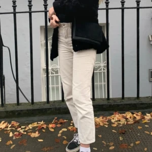 Beiga manchesterbyxor - Sköna och snygga manchesterbyxor från Gina Tricot. Storlek xs. Säljer då de tyvärr är för små på mig. 