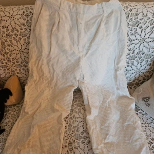 Uppsydda manchesterbyxor från Monki - Använda ett fåtal gånger pga. Köpt För liten storlek. Jag har sytt upp byxorna. Så benen är ganska korta.