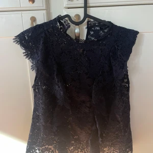 Zara topp - Populär spets topp från zara, storlek xs