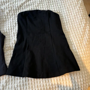 Svart bandeu topp  - Snygg svart bandeu topp från Gina. Strl Xs men passar även mig som vanligen brukar ha S. Säljes pga att jag redan har en liknande!