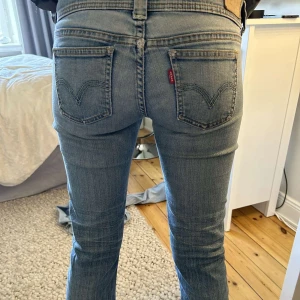 Blå jeans från Levis - Säljer ett par klassiska blå Levis jeans med bootcut-stil. De har en låg midja. Pris kan diskuteras!❣️