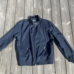 Vindjacka från J.Lindeberg - |Vindjacka från J.Lindeberg| Perfekt för vår och höst. |Ny pris 2300|  XL men sitter som M/L.              Skriv ifall du har några funderingar.