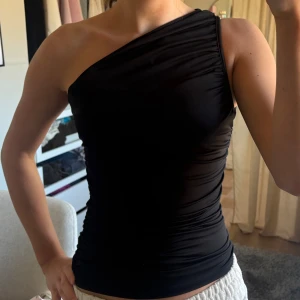 oneshoulder topp - Jätte snygg topp med tight passform, använd fåtal gånger🩷