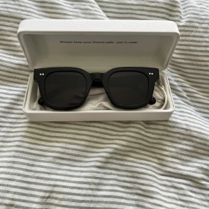 Chimi 04 Svart - Svarta solglasögon från Chimi. Modell 04. Sparsamt använda. Putsduk, fodral samt ett vitt glasögonfodral medföljer. 