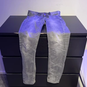 Gråa Zara jeans  - Snygga grå jeans från Zara med en klassisk design. De har en normal passform och är tillverkade i denim. Perfekta för en stilren look. Har använts och har lite skador men är i väldigt bra skick 