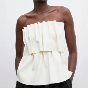 Vit Sculpted tube top från House of Dagmar  - Vit Sculpted tube top från House of Dagmar  Strl 32 Helt ny, prislapp kvar. Stretch i tyget.  https://www.houseofdagmar.com/se/sculpted-tube-top-white?srsltid=AfmBOopu3D2CW4M1qa5vuMSkodSS5QjQJITFbwhOEGyFokzSVc-styJATs